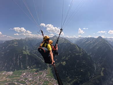 Tandemflug direkt über Mayrhofen mit Blick auf das Zillertal und die Tiroler Alpen