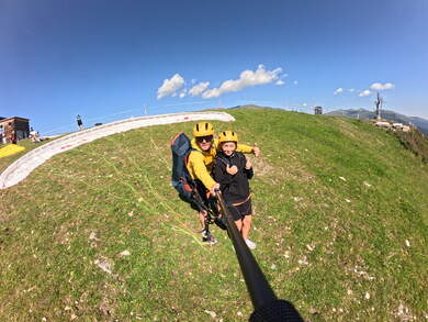 Start eines Tandemfluges in Mayrhofen im Zillertal mit Blick auf den Startplatz auf über 2000 Metern Seehöhe