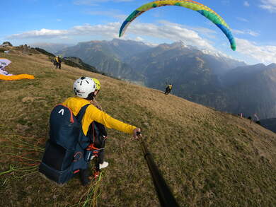 Startplatz für Tandem-Paragleiten auf über 2000 Metern oberhalb von Mayrhofen im Zillertal mit Panorama über die Tiroler Alpen