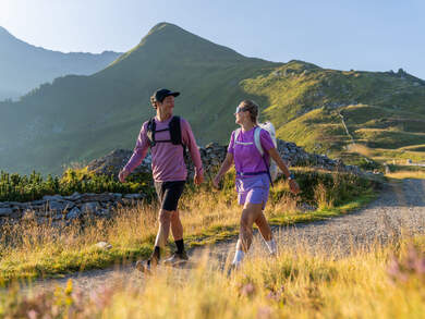 Wanderer auf einem Bergweg oberhalb von Mayrhofen mit Blick auf die Zillertaler Alpen im Sommer