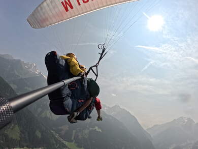 Tandem-Paragleiten über Mayrhofen mit beeindruckendem Blick auf das Zillertal und die Tiroler Alpen