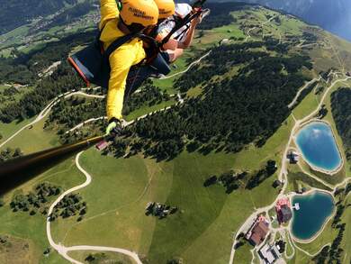 Tandemflug über dem Wandergebiet Penken bei Mayrhofen mit Blick auf die Zillertaler Alpen