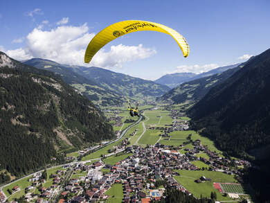 Tandem-Paragleiten über Mayrhofen mit Panoramablick auf das Zillertal und die beeindruckende Berglandschaft der Tiroler Alpen