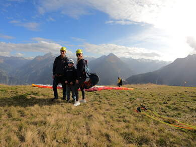 Tandemflug mit Flugtaxi Mayrhofen auf über 2000 Metern Seehöhe im Zillertal mit Blick auf die Tiroler Alpen