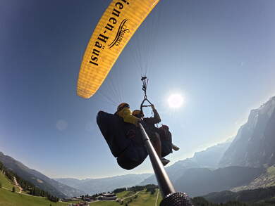 Tandem-Paragleiten über Mayrhofen im Zillertal mit Blick auf die Tiroler Bergwelt während eines Fluges mit Flugtaxi Mayrhofen