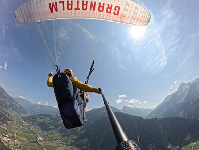 Tandem-Paragleiten über Mayrhofen im Zillertal mit spektakulärem Blick auf die Tiroler Alpen und das Tal unterhalb des Gleitschirms